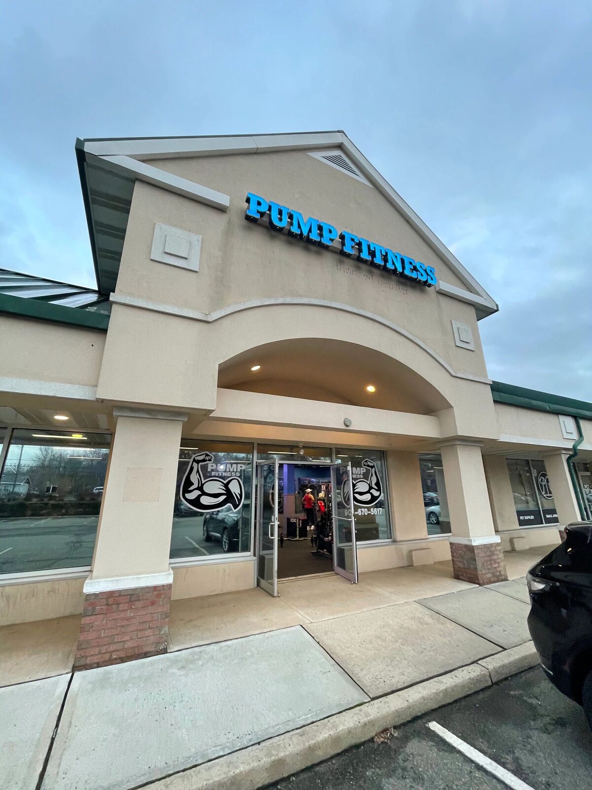 Personal trainer and client in a one-on-one strength training session at Pump Fitness